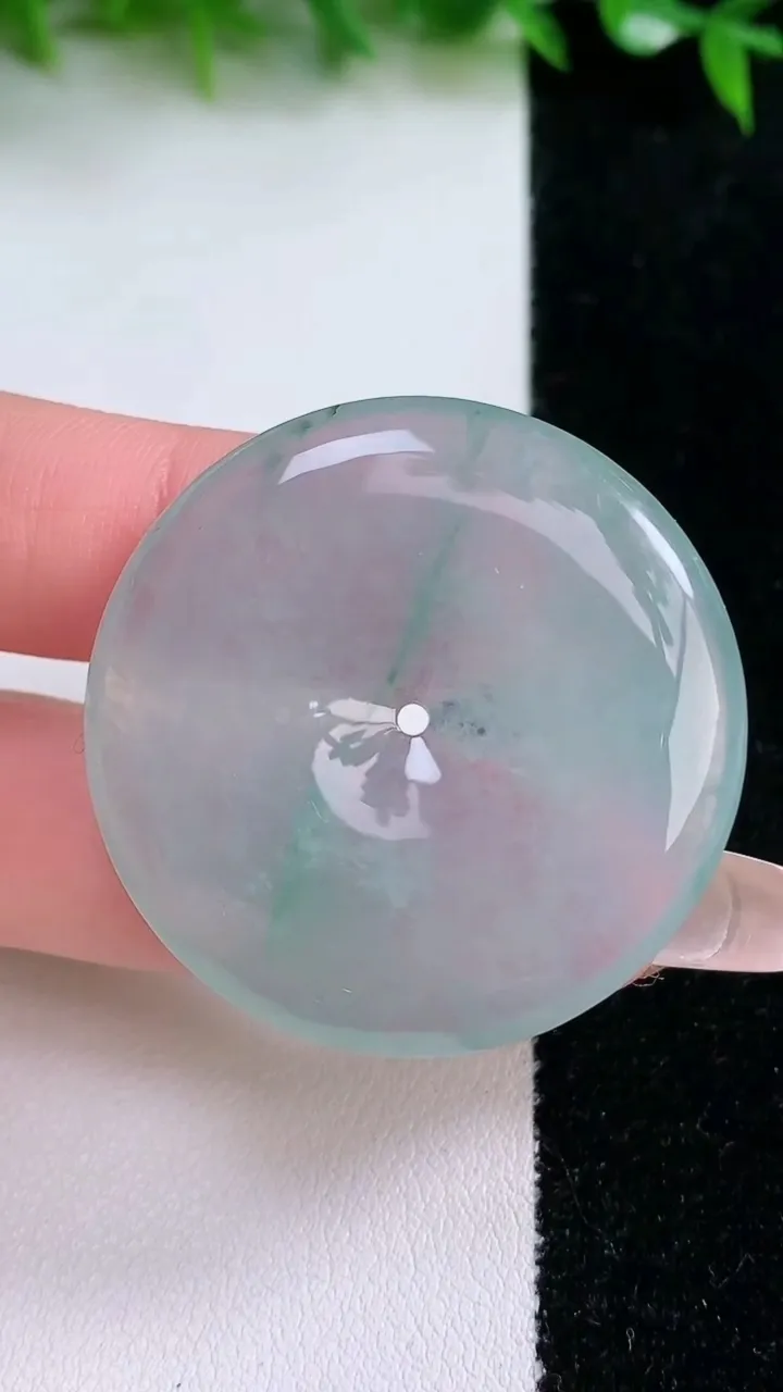 天然A货翡翠冰种飘花平安扣吊坠，尺寸37.8-5.4，重量:16.93g
1月24日