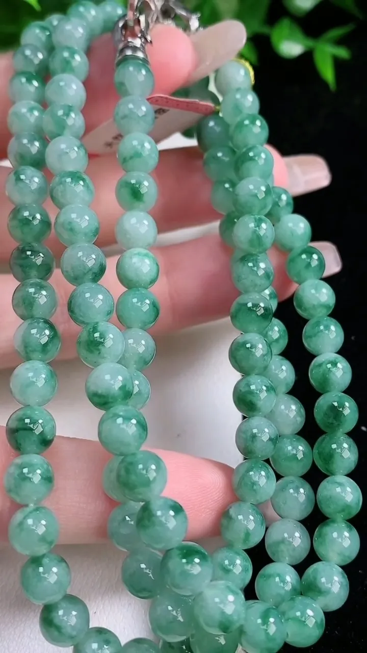 天然A货翡翠飘花圆珠项链，尺寸6.2-108颗，重量:54.46g
1月24日