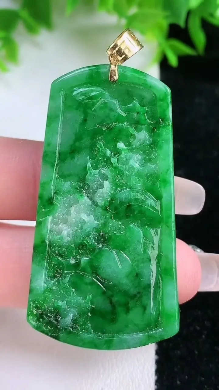 天然A货翡翠山水牌吊坠，尺寸50.2-27-4.6，重量:12.83g
1月24日