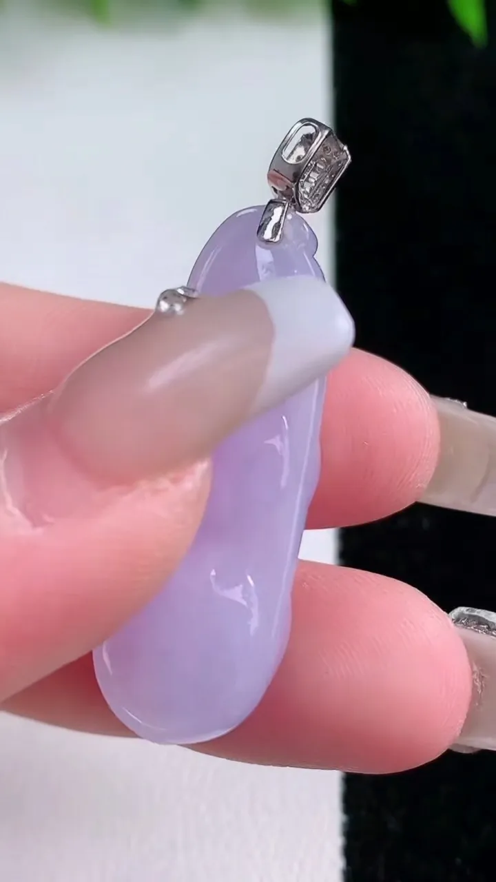 天然A货翡翠18K金紫罗兰福豆吊坠，尺寸37-12-11，重量:9.39g
1月24日