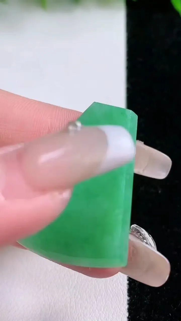 天然A货翡翠无事牌镶嵌件，尺寸32-32.8-2.9，重量:7.77g
1月24日