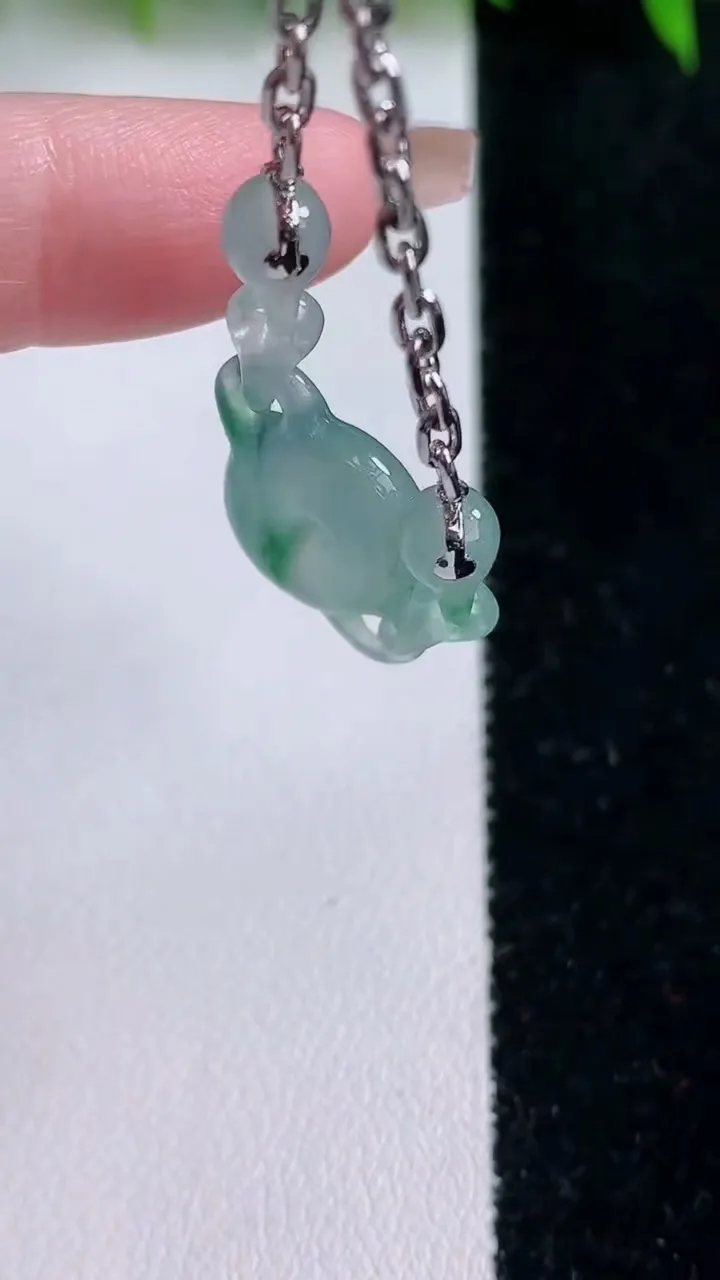 天然A货翡翠种飘花平安扣手链，尺寸17.6-12.6-5，重量:5.02g
1月24日