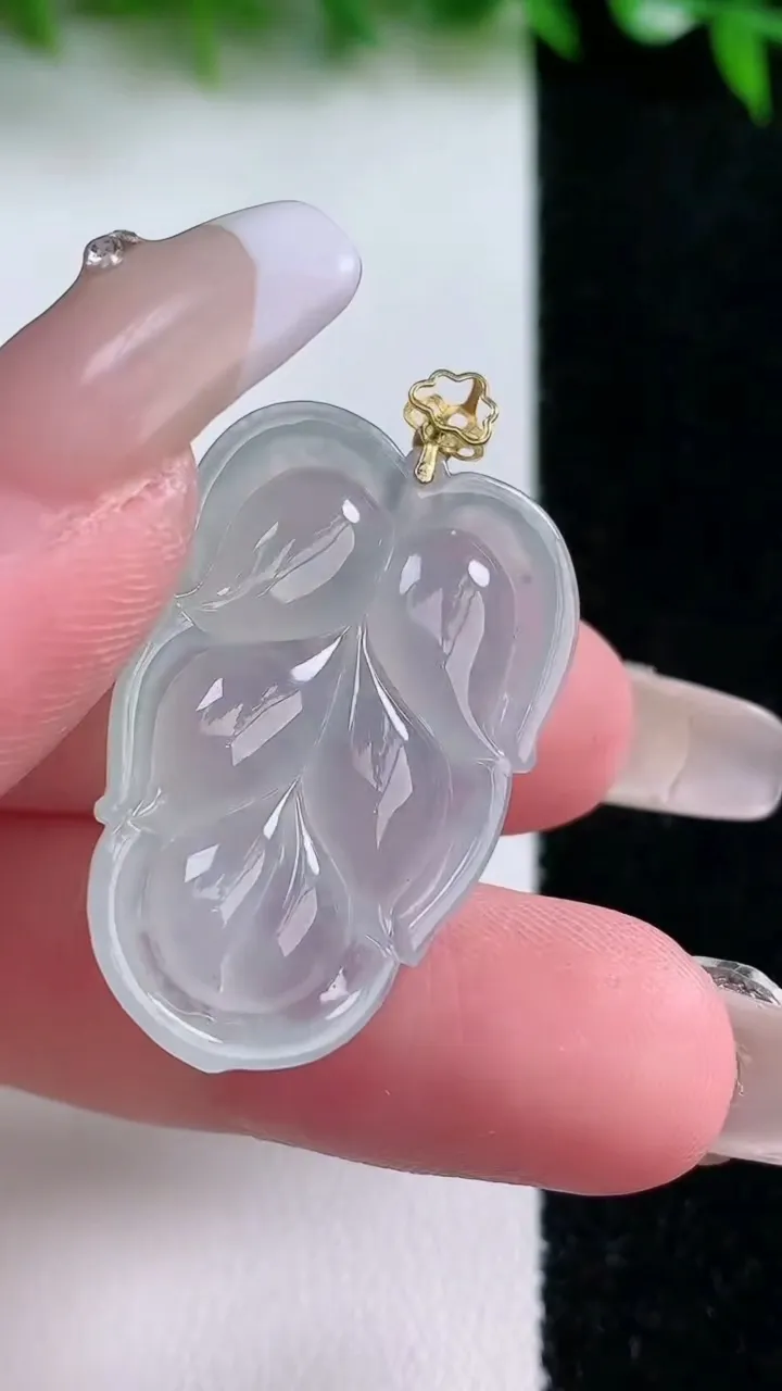 天然A货翡翠金枝玉叶 叶子吊坠，尺寸32-20.2-6，重量:7.42g
1月24日