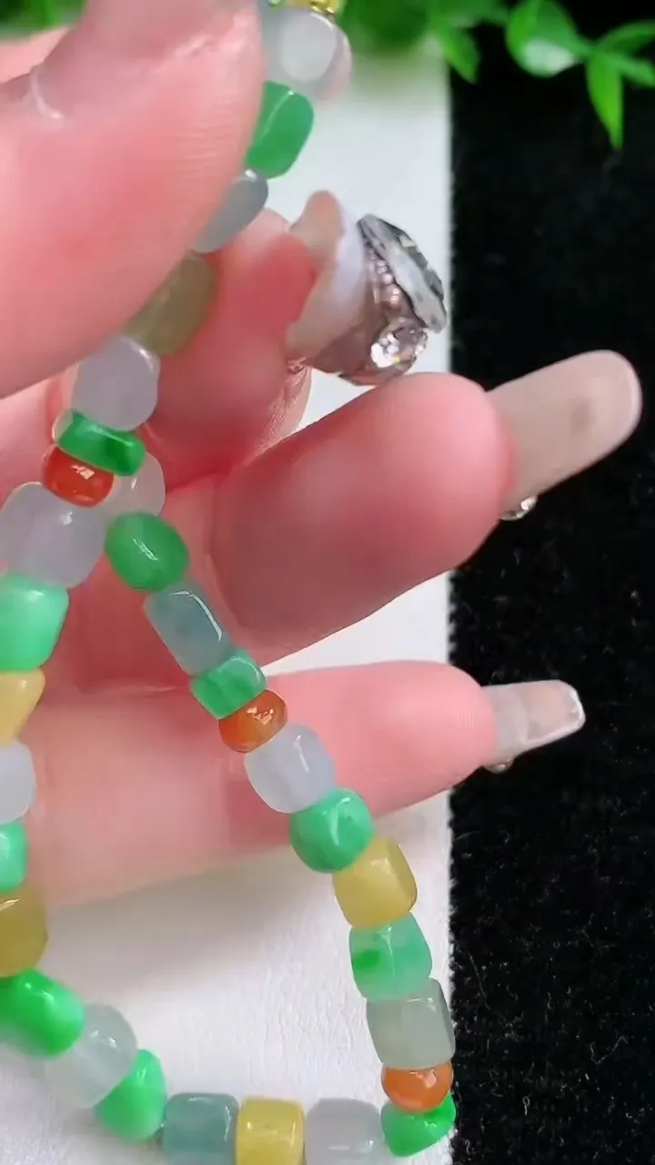 天然A货翡翠三彩原石手串，尺寸5.6-4.3-3-46颗，重量:11.34g1月24日
工厂直销收藏佳品,种好水足，色泽均匀，有种有色，上手高大气！