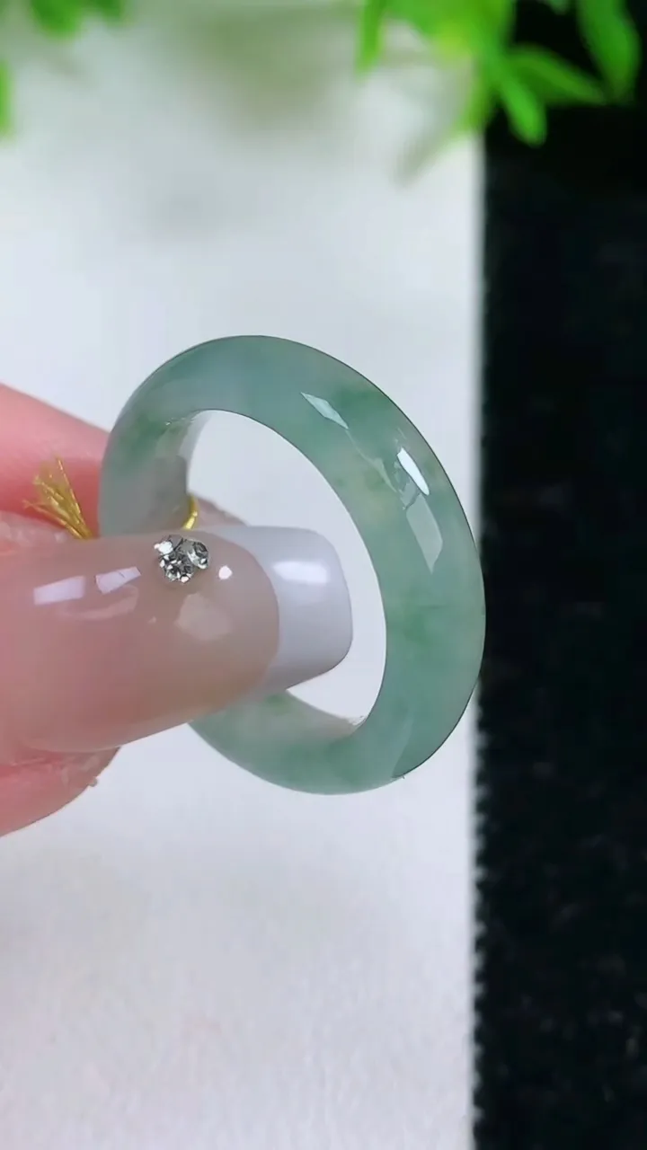 天然A货翡翠冰种飘花指环戒指，尺寸17.5-5.2-3，重量:3.66g2026年1月24日
工厂直