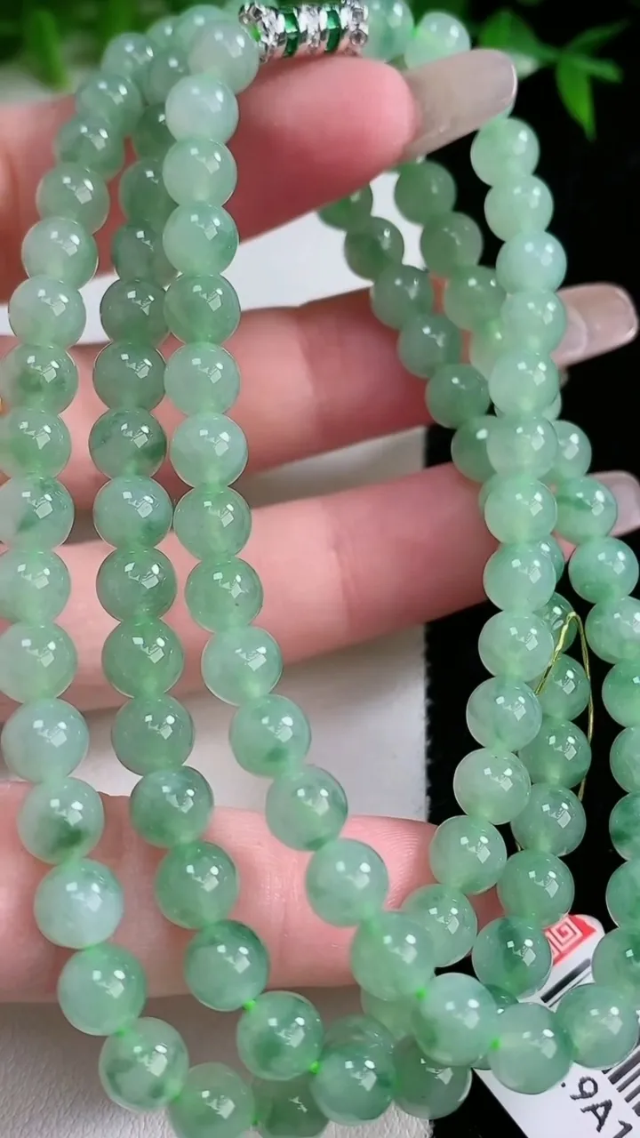 天然A货翡翠圆珠项链，尺寸5.7-108颗，重量:39.18g
1月24日