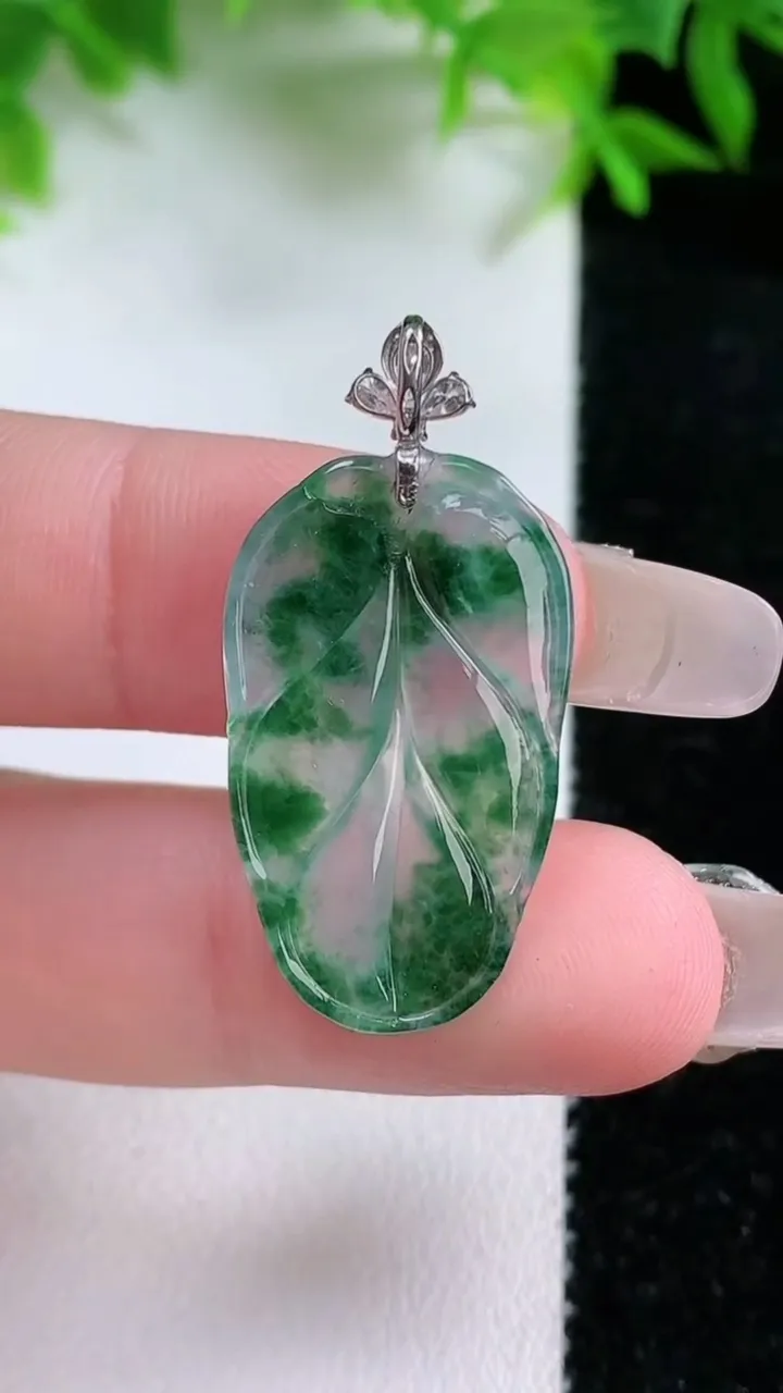 天然A货翡翠种飘花金枝玉叶 叶子吊坠，尺寸26-16.2-3.3，重量:2.75g
1月24日
