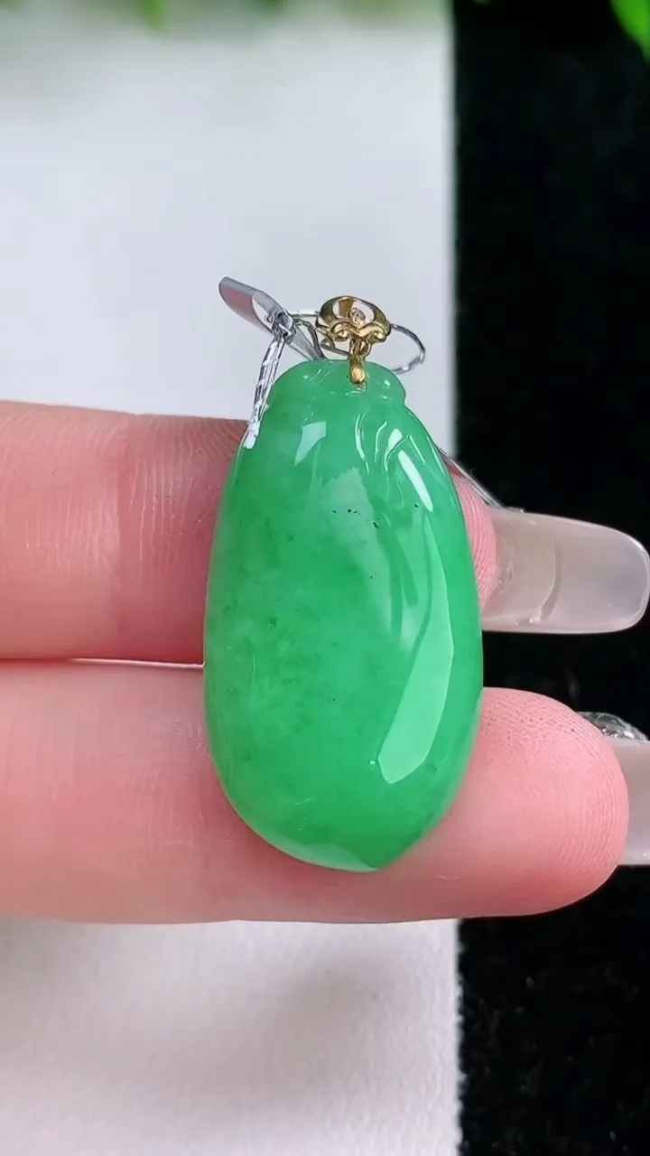 天然A货翡翠福瓜吊坠，尺寸28.8-16-5.8，重量:6.30g
1月24日