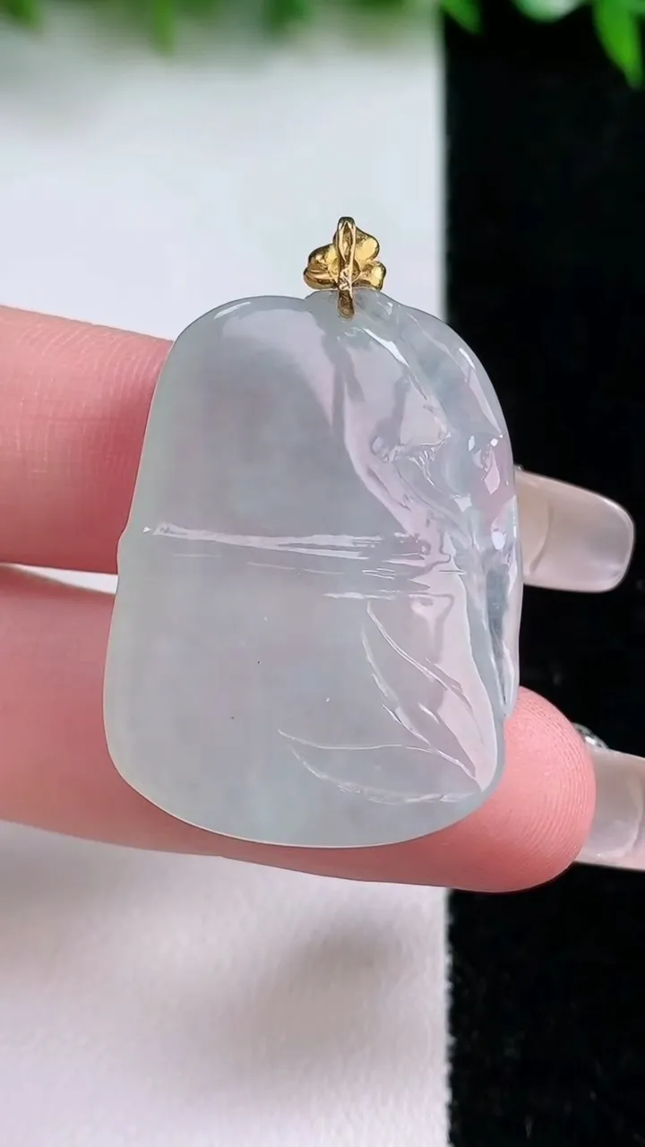 天然A货翡翠节节高升 竹节吊坠，尺寸32.3-23.5-5.7，重量:10.62g
1月24日