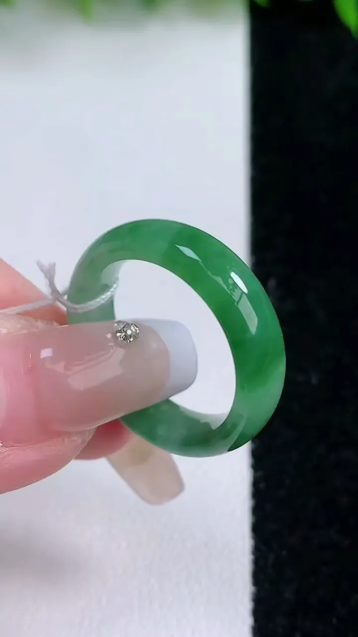 天然A货翡翠指环戒指，尺寸18.6-5.9-3.5，重量:4.31g2026年1月24日
工厂直销收藏佳品,种好水足，色泽均匀，有种有色，上手高大气！