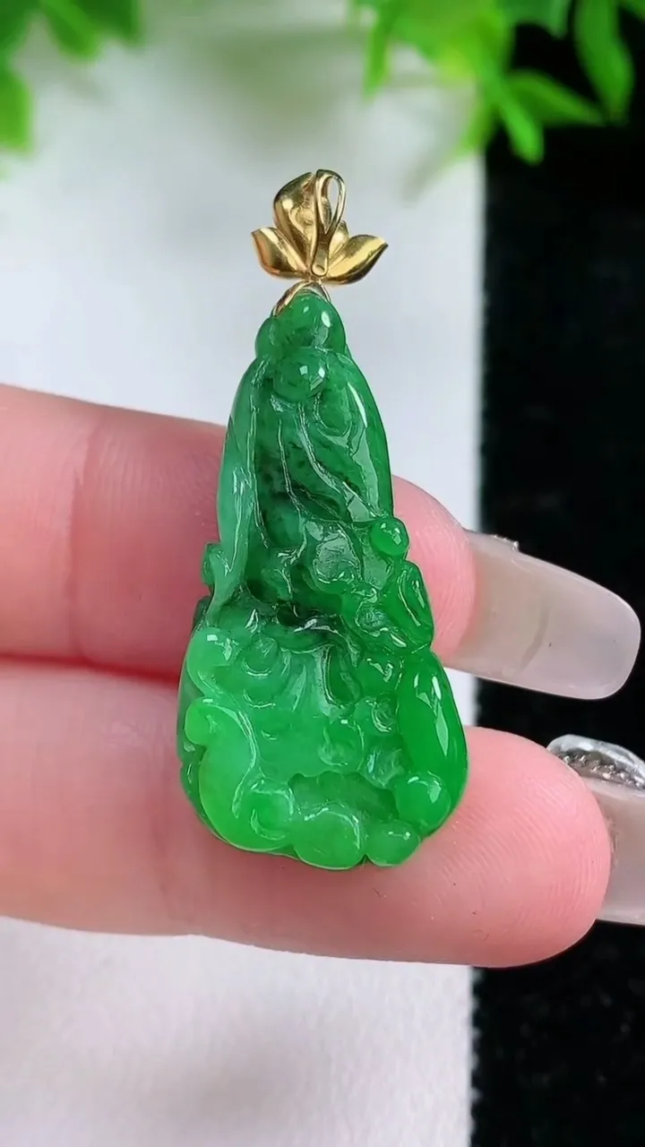 天然A货翡翠白菜吊坠，尺寸30.4-14.6-5.6，重量:4.59g
1月24日