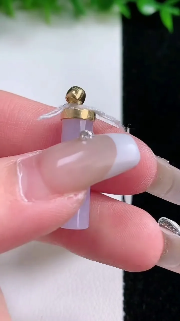 天然A货翡翠18K金紫罗兰平安柱吊坠，尺寸25-6.3，重量:3.54g
1月24日