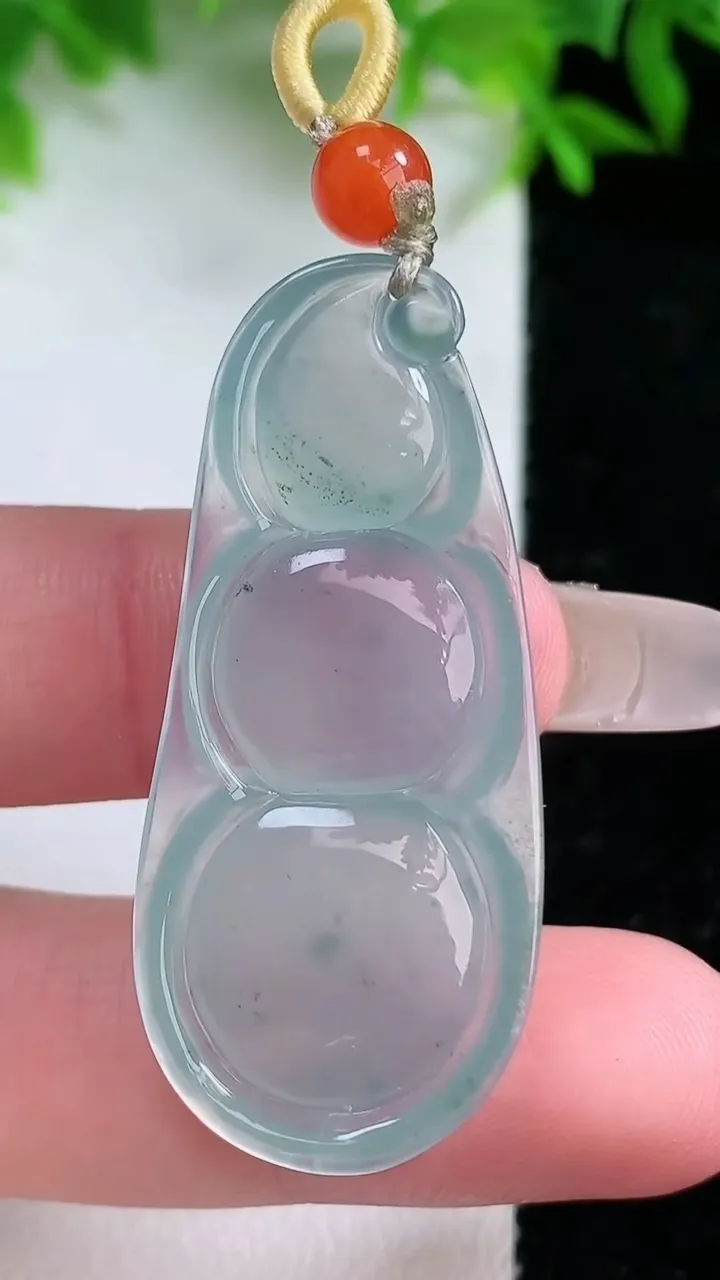 天然A货翡翠冰种飘花福豆吊坠，尺寸32.3-19-5.8，重量:8.48g
1月24日