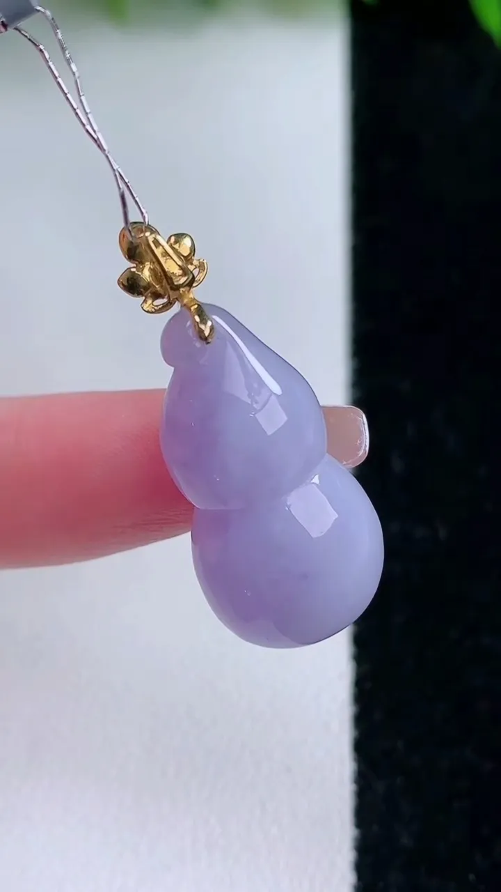 天然A货翡翠18K金紫罗兰葫芦吊坠，尺寸24.2-13.2-9，重量:5.85g
1月24日