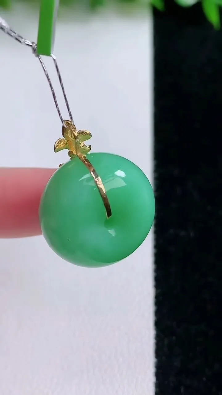 天然A货翡翠路路通吊坠，尺寸19-11.5，重量:9.66g
1月24日