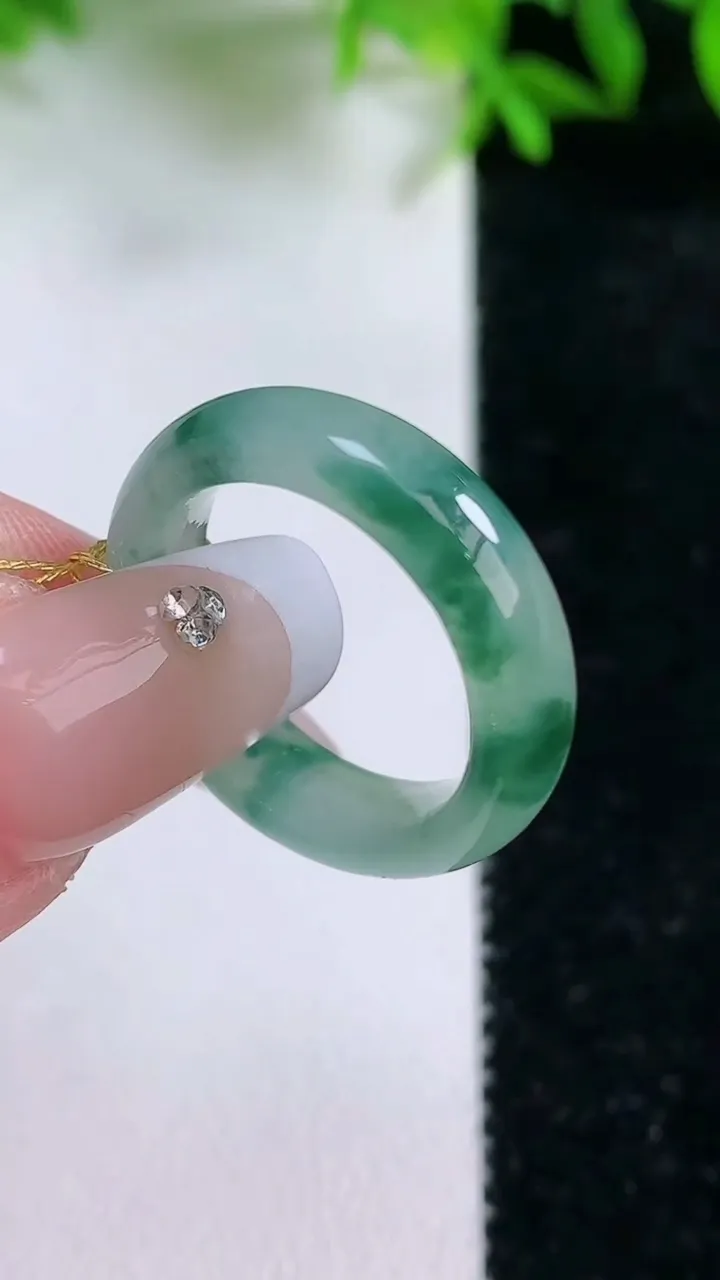 天然A货翡翠冰种飘花指环戒指，尺寸16.3-5-2.9，重量:3.12g2026年1月24日
工厂直