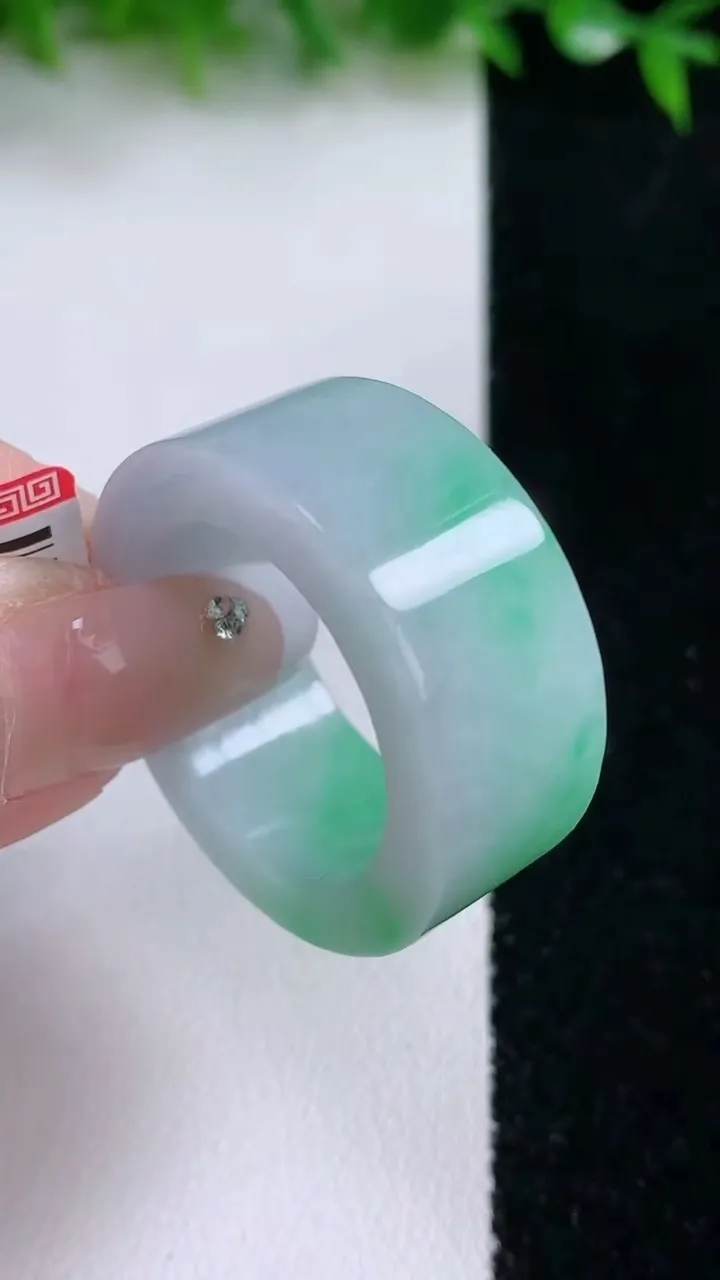 天然A货翡翠方形指环扳指，尺寸22.4-12.3-4.5，重量:17.32g2026年1月24日
工厂直销收藏佳品,种好水足，色泽均匀，有种有色，上手高大气！