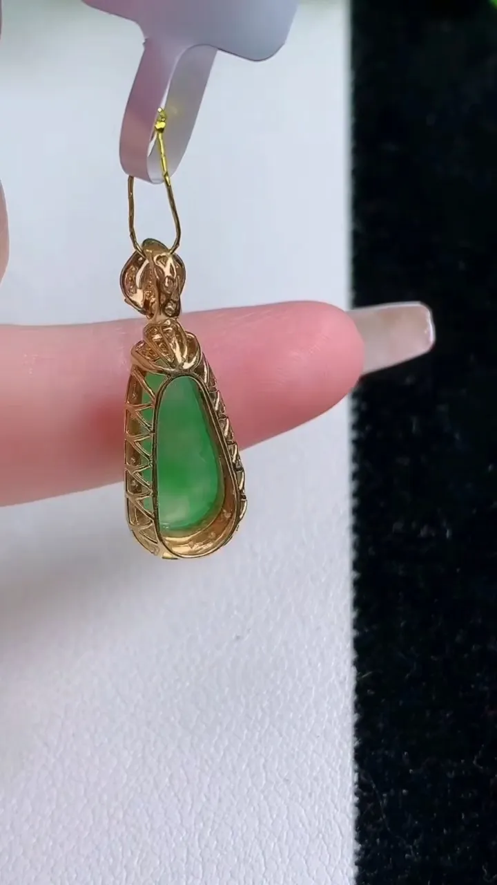 天然A货翡翠福瓜吊坠，尺寸26.5-9.8-7.2，裸石16-7重量:2.09g
1月24日