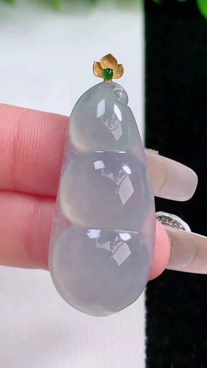 天然A货翡翠福豆吊坠，尺寸38.2-17-6.6，重量:8.47g
1月24日