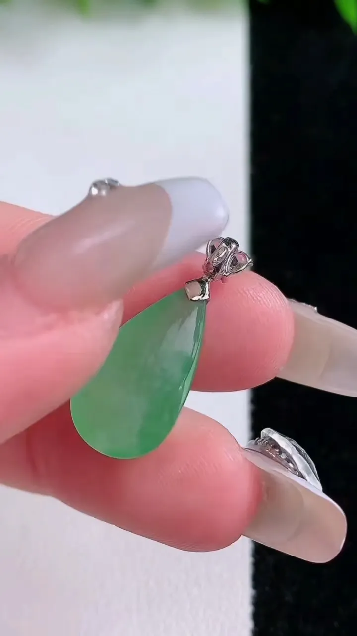 天然A货翡翠水滴吊坠，尺寸18-10.4-6，重量:1.86g
1月24日