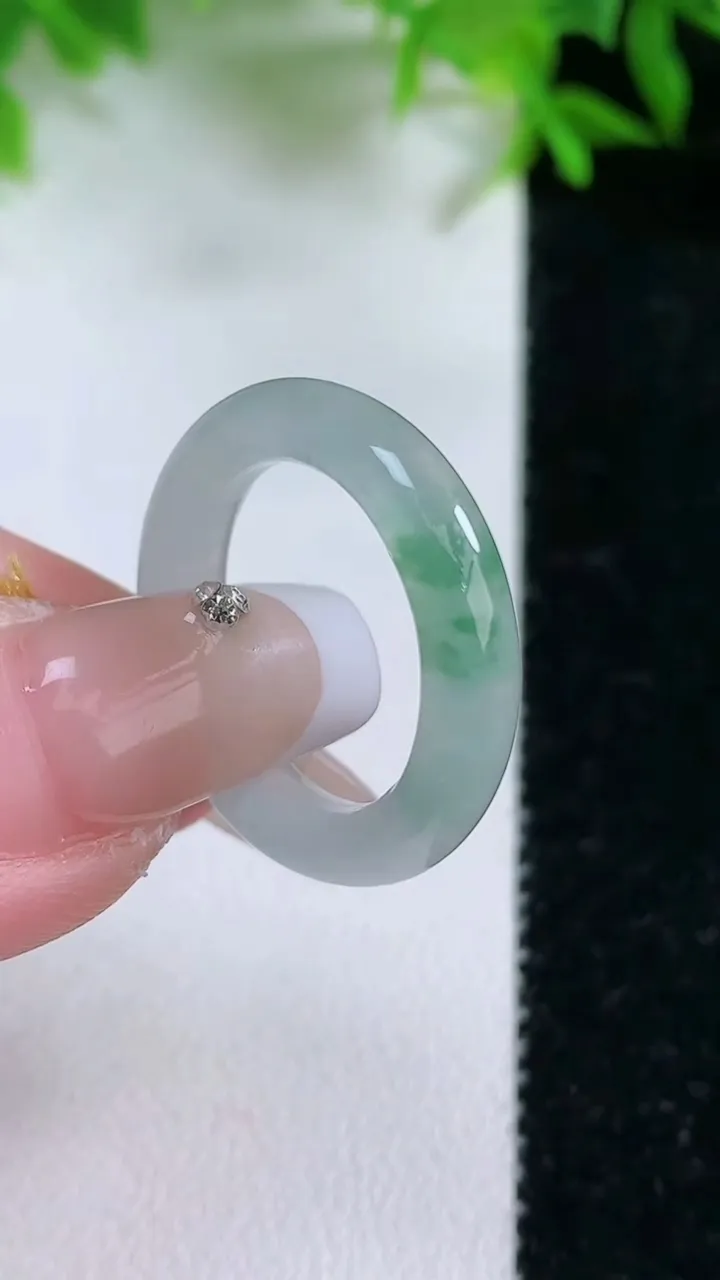 天然A货翡翠飘花指环戒指，尺寸17.3-4.6-3.7，重量:3.47g2026年1月24日
工厂直销收藏佳品,种好水足，色泽均匀，有种有色，上手高大气！