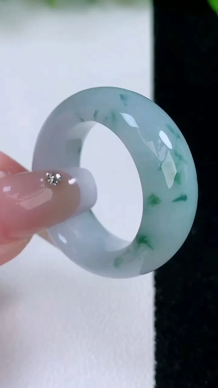 天然A货翡翠飘花指环戒指，尺寸21.6-11-5，重量:14.98g2026年1月24日
工厂直销收