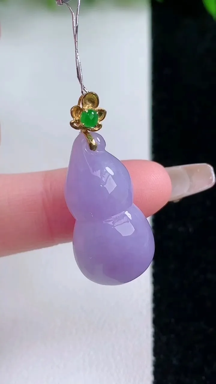 天然A货翡翠18K金紫罗兰葫芦吊坠，尺寸24.2-13.2-9，重量:5.85g
1月24日