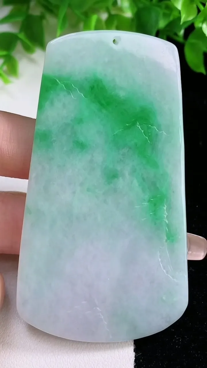 天然A货翡翠山水牌吊坠，尺寸76.3-42.2-5，重量:44.40g
1月24日