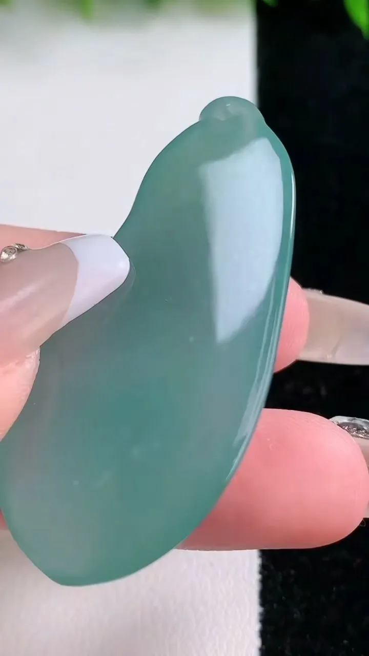 天然A货翡翠福瓜吊坠，尺寸51-23.4-7.6，重量:17.68g
1月24日