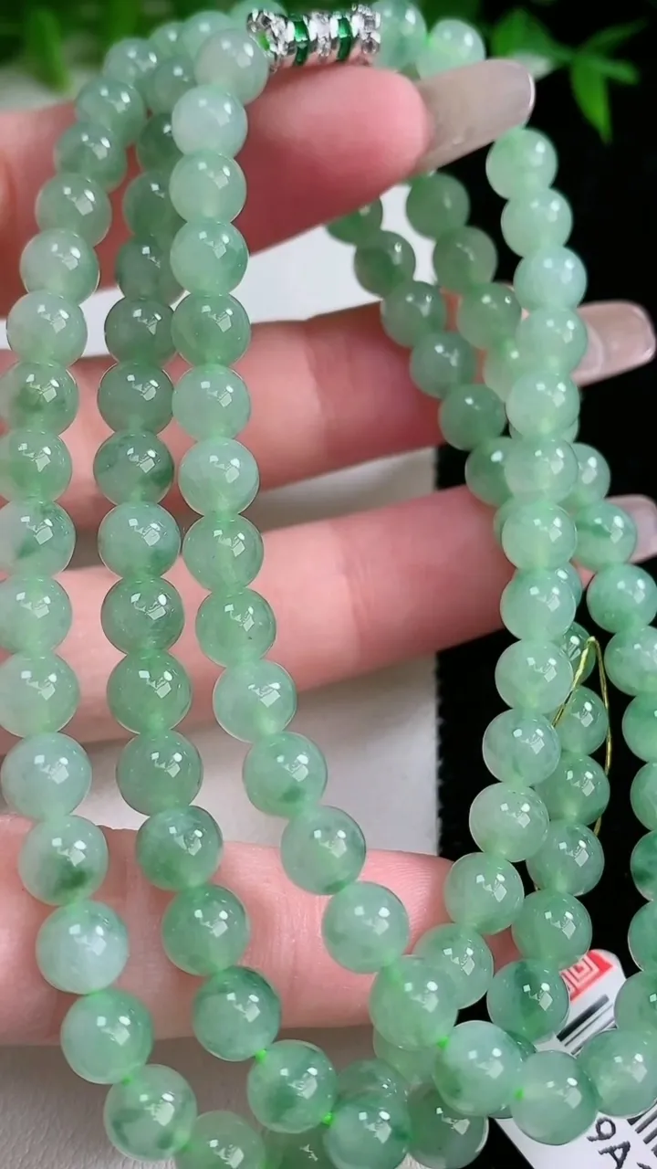 天然A货翡翠圆珠项链，尺寸5.7-108颗，重量:39.18g
1月24日