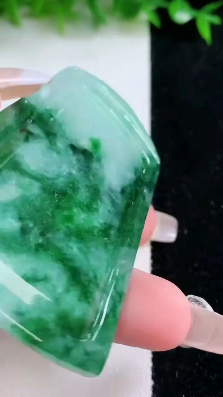 天然A货翡翠龙牌吊坠，尺寸64.6-44.7-5.7，重量:30.53g
1月24日