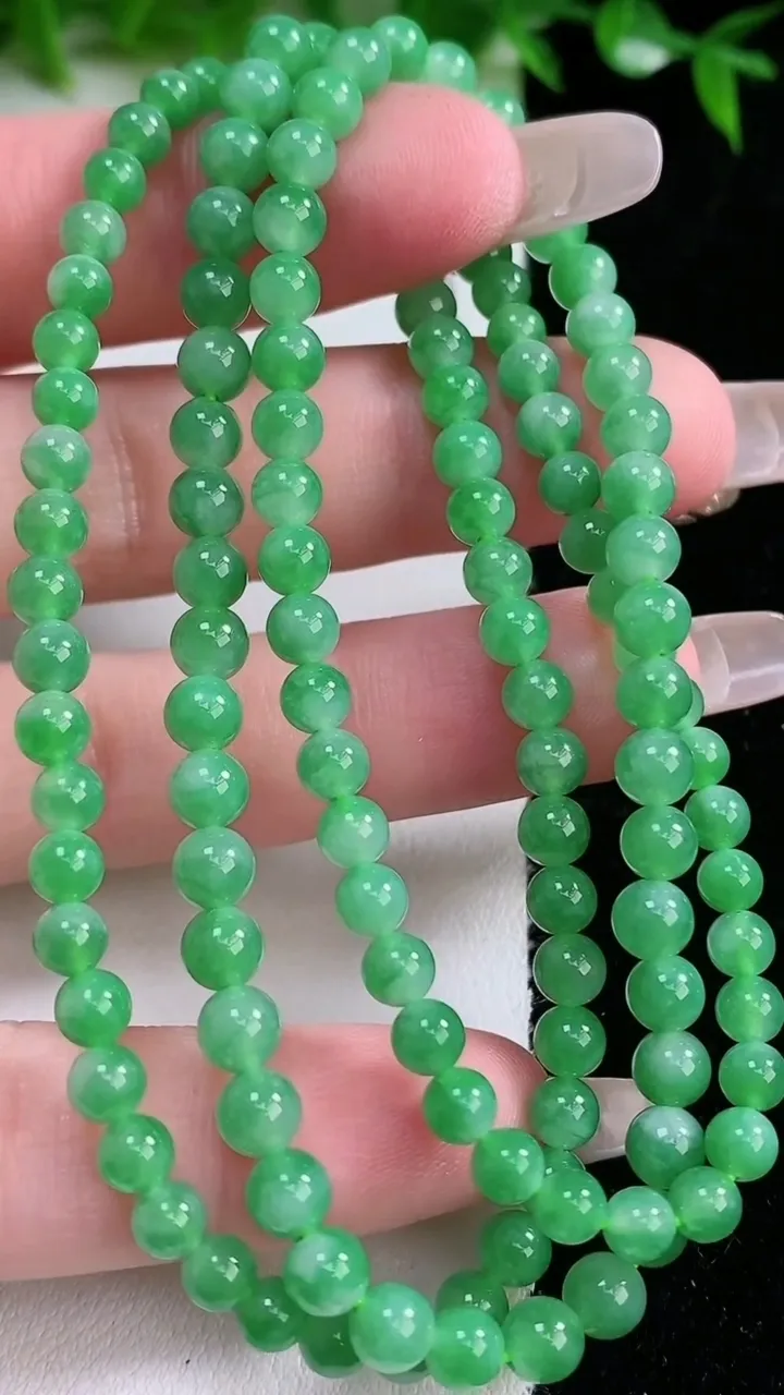 天然A货翡翠圆珠项链，尺寸4.2-128颗，重量:20.76g
1月24日