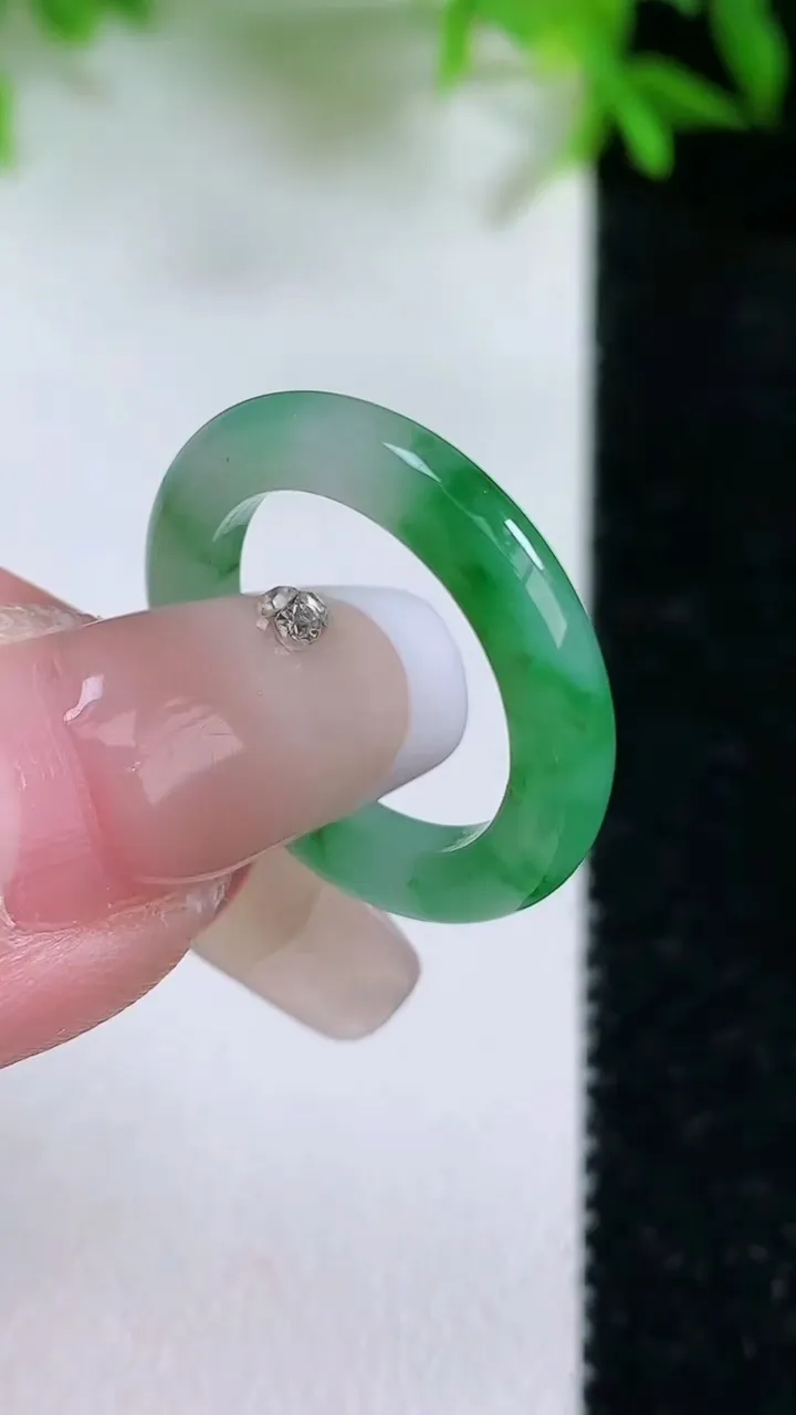 天然A货翡翠指环戒指，尺寸16-3-2.8，重量:2.32g2026年1月24日
工厂直销收藏佳品,种好水足，色泽均匀，有种有色，上手高大气！