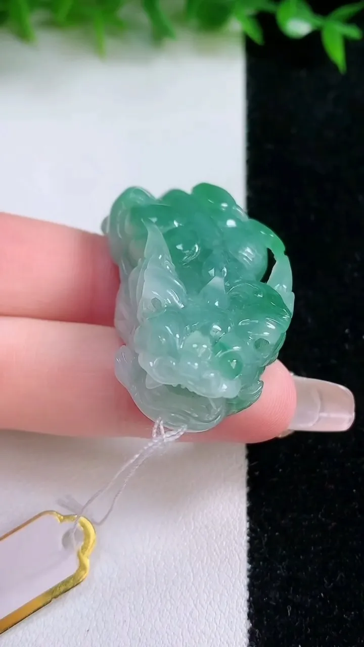 天然A货翡翠貔貅吊坠，尺寸45.3-22-12.3，重量:26.55g
1月24日