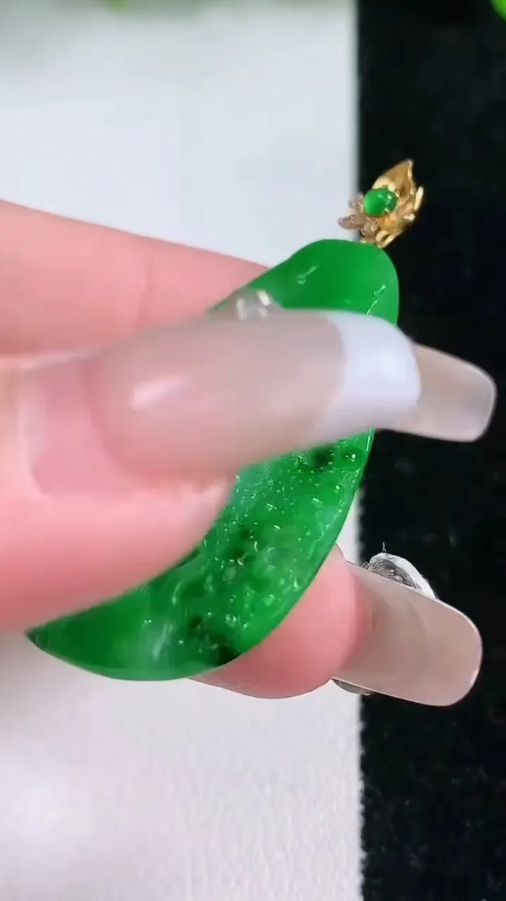 天然A货翡翠山水牌吊坠，尺寸39-24.5-2.9，重量:6.08g
1月24日