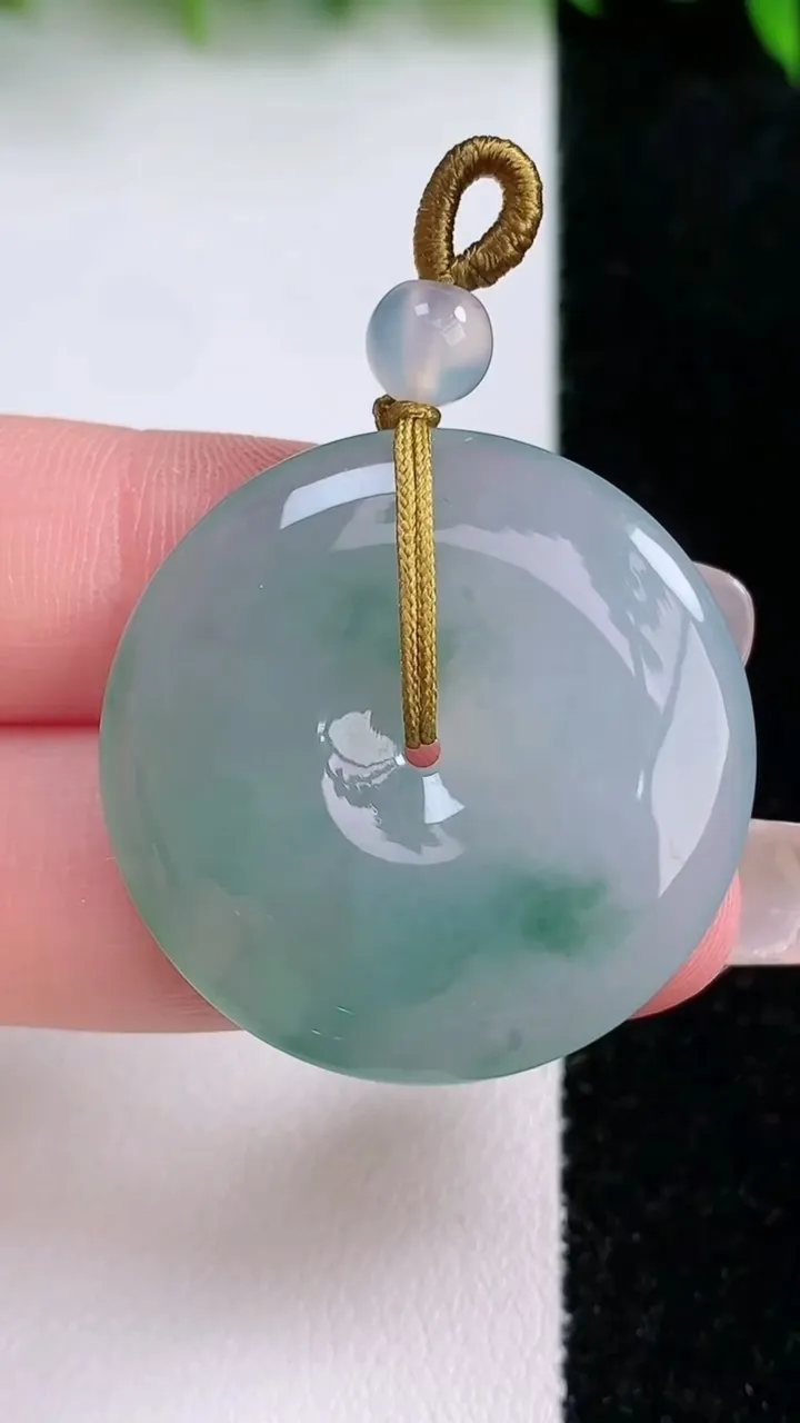 天然A货翡翠飘花平安扣吊坠，尺寸32-6，重量:11.90g
1月24日