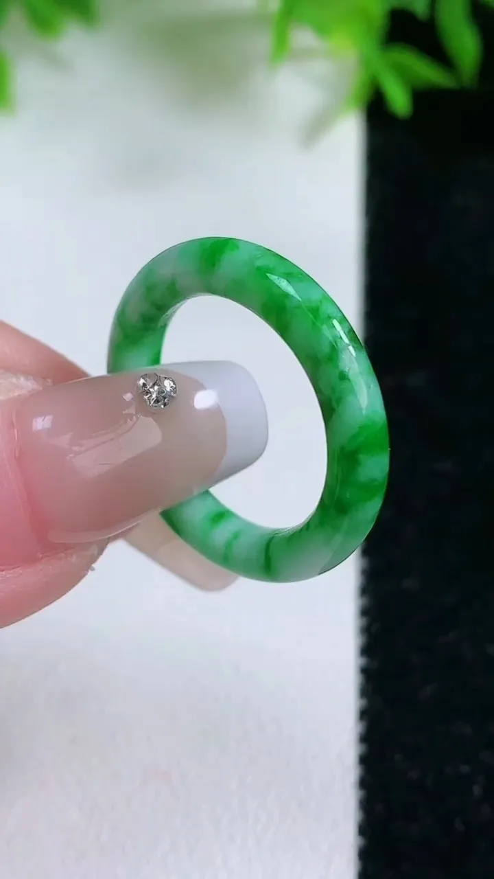 天然A货翡翠指环戒指，尺寸17.2-3.6，重量:2.67g2026年1月24日
工厂直销收藏佳品,