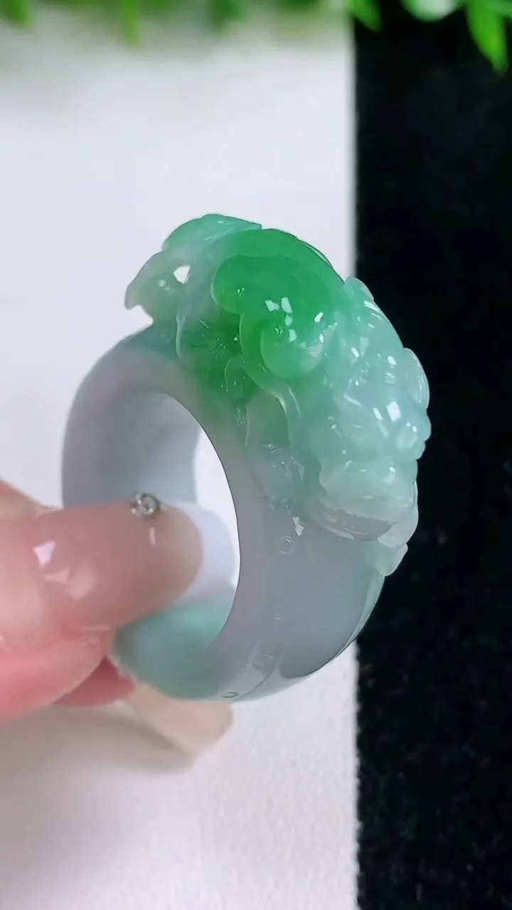 天然A货翡翠貔貅指环扳指，尺寸20.3-29.8-12-13.6，重量:23.78g2026年1月24日
工厂直销收藏佳品,种好水足，色泽均匀，有种有色，上手高大气！