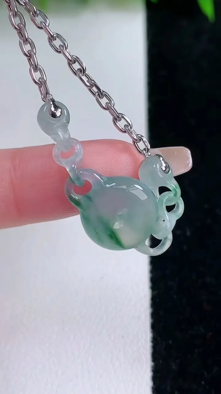 天然A货翡翠种飘花平安扣手链，尺寸17.6-12.6-5，重量:5.02g
1月24日