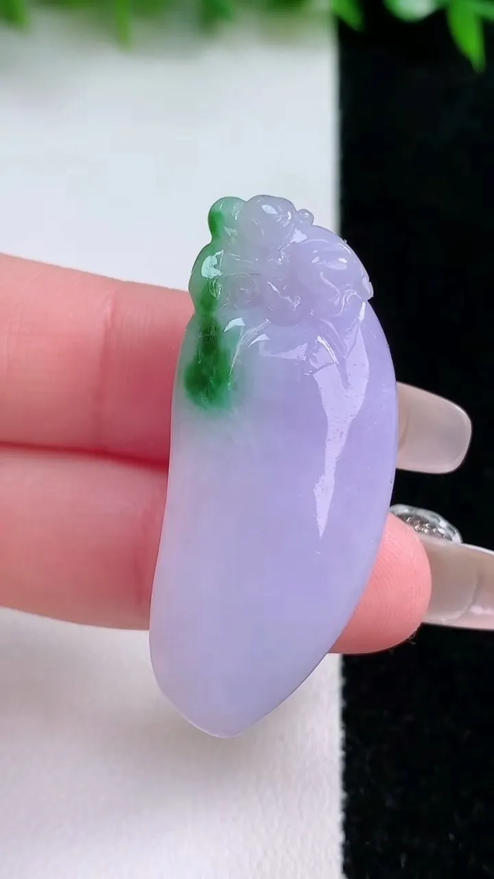 天然A货翡翠春带彩紫罗兰福瓜吊坠，尺寸41-17.7-10.5，重量:13.59g
1月24日