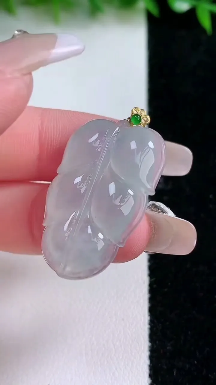 天然A货翡翠金枝玉叶 叶子吊坠，尺寸32-20.2-6，重量:7.42g
1月24日