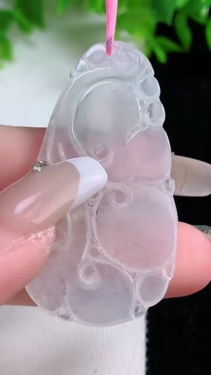 天然A货翡翠如意吊坠，尺寸50.4-26.6-2.6，重量:7.80g
1月24日