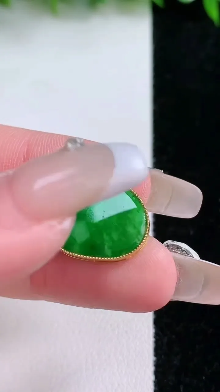 天然A货翡翠无事牌吊坠，尺寸15.3-17-2，重量:1.03g
1月24日