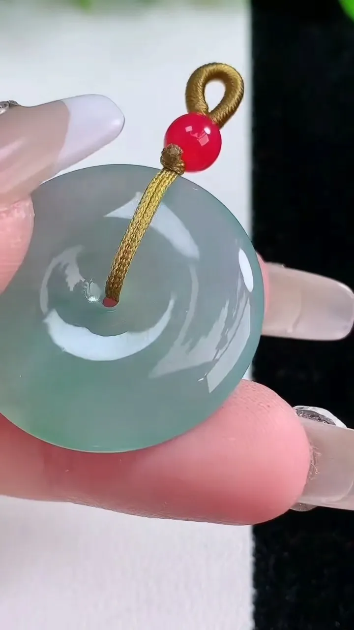 天然A货翡翠平安扣吊坠，尺寸29-4.8，重量:8.88g
1月24日