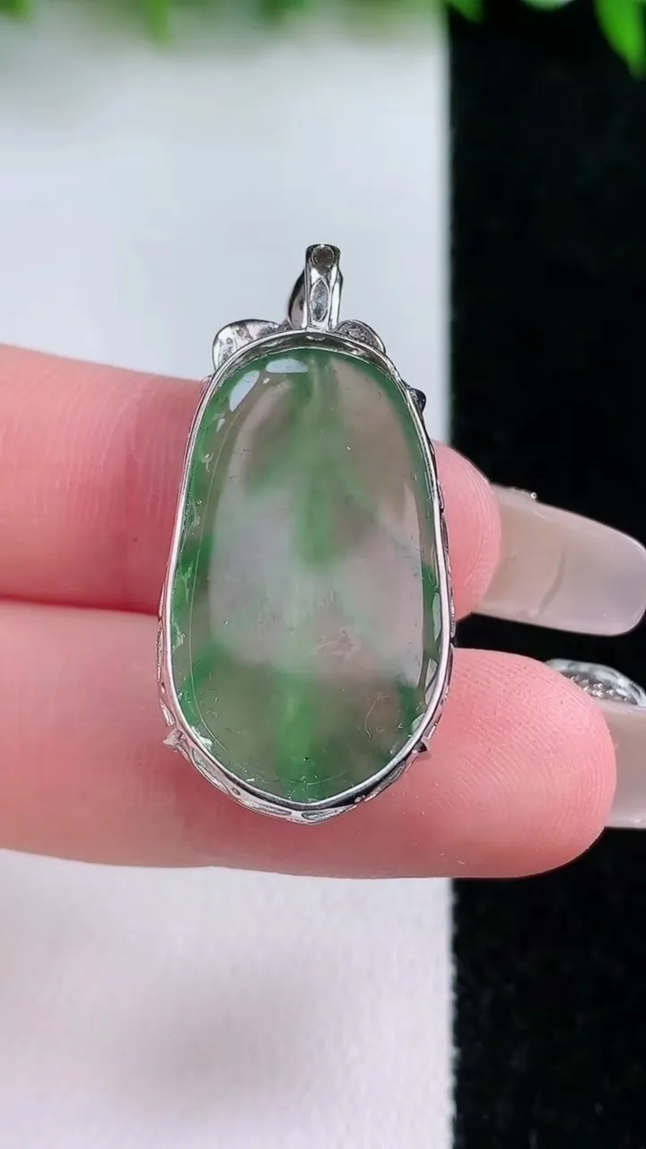 天然A货翡翠金枝玉叶 叶子吊坠，尺寸27.6-16.3-6.3，重量:4.60g
1月24日