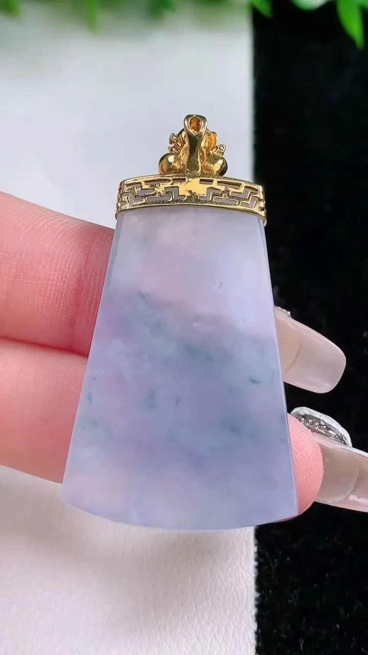 天然A货翡翠18K金紫罗兰无事牌吊坠，尺寸38.5-24.6-3.2，重量:9.00g
1月24日