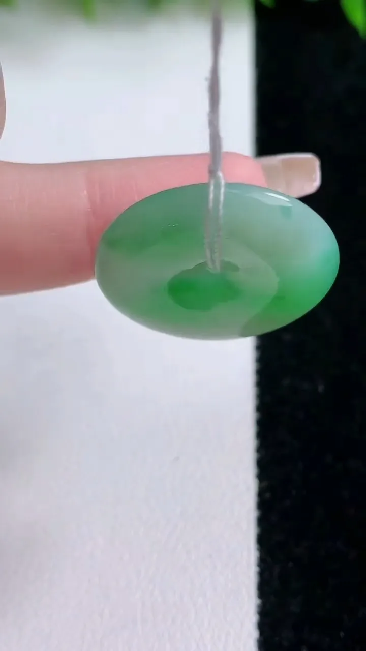 天然A货翡翠平安扣吊坠，尺寸24.7-4.7，重量:6.37g
1月24日