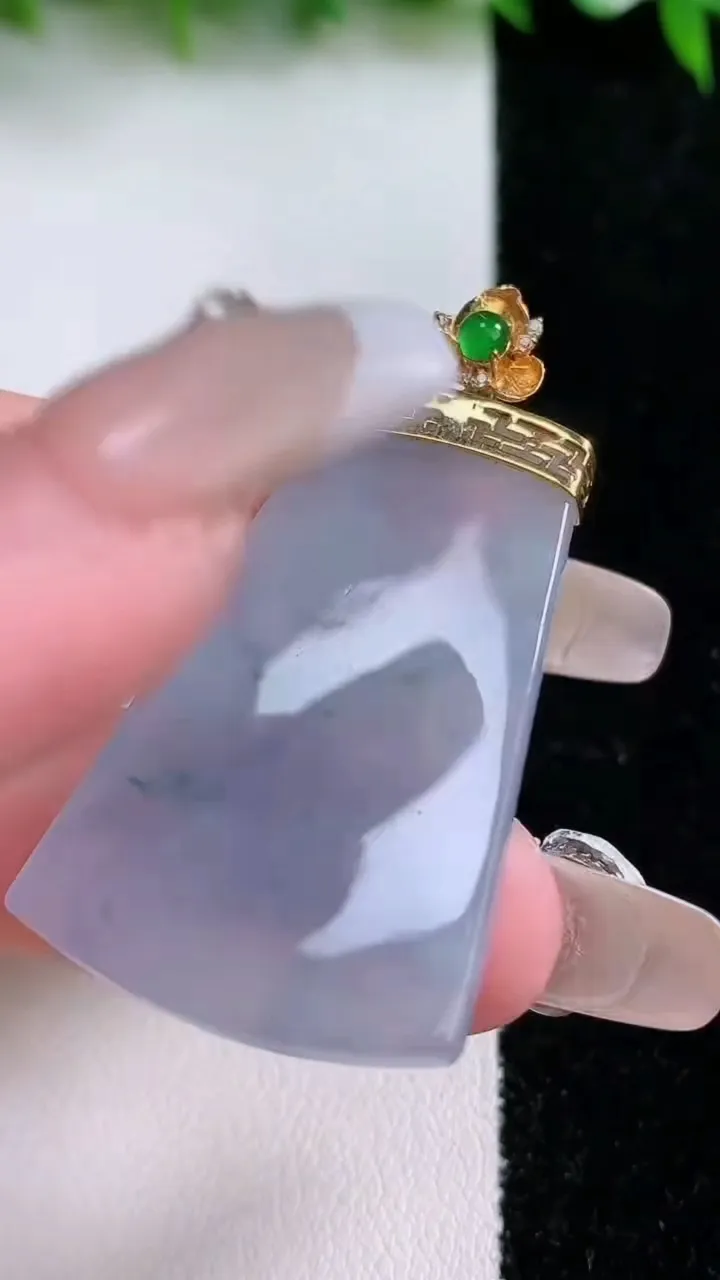 天然A货翡翠18K金紫罗兰无事牌吊坠，尺寸38.5-24.6-3.2，重量:9.00g
1月24日