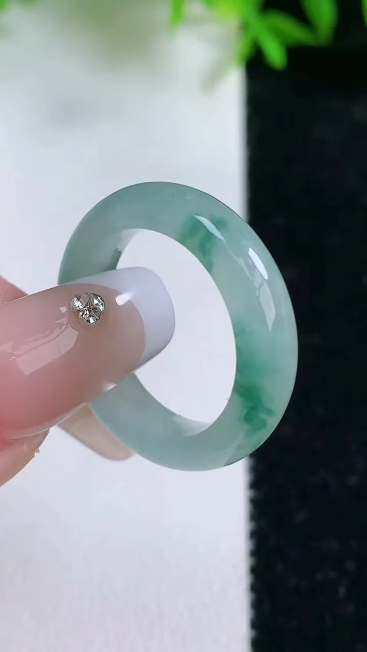 天然A货翡翠冰种飘花指环戒指，尺寸17-4.7-3.2，重量:3.67g2026年1月24日
工厂直销收藏佳品,种好水足，色泽均匀，有种有色，上手高大气！
