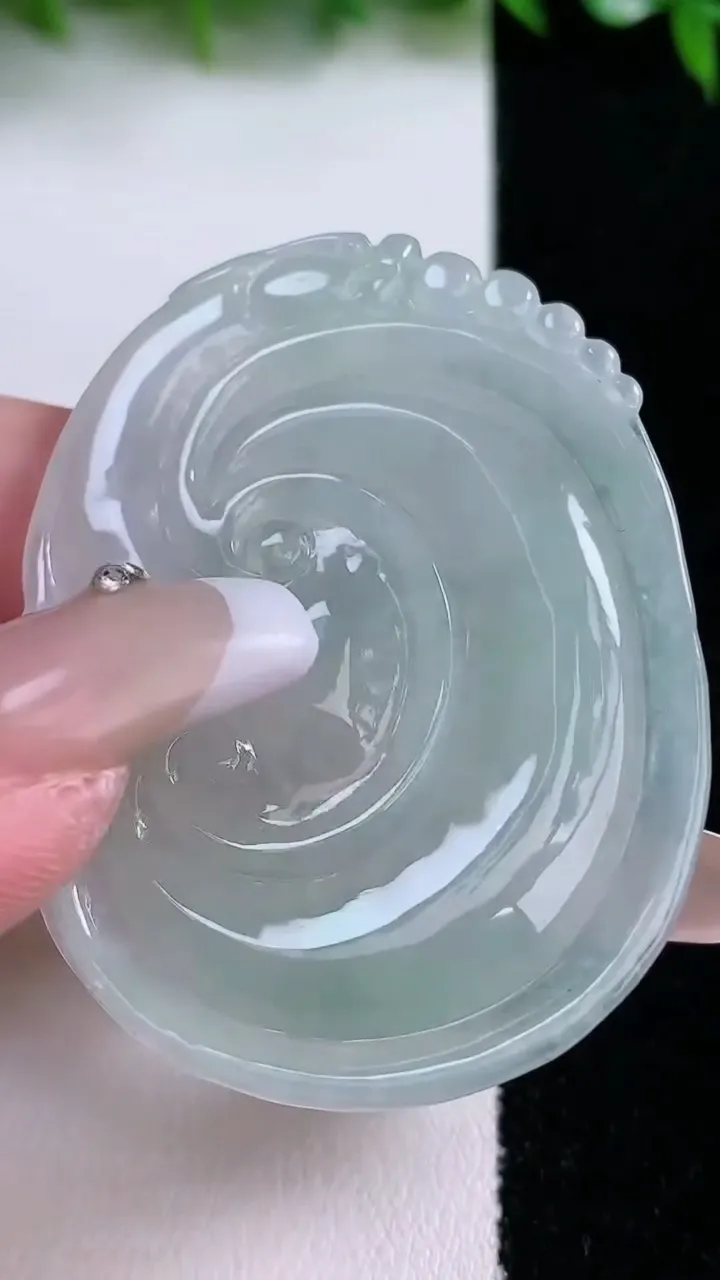 天然A货翡翠如意吊坠，尺寸52.3-40.2-4.8，重量:18.11g
1月24日